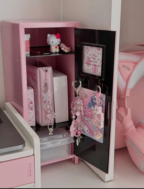 Desk Pink Aesthetic, Desk Kawaii, Mini Locker, Desk Pink, Binder Kpop, Kpop Desk, Aesthetic Sanrio, Photocard Binder, Locker Ideas