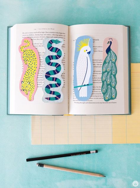 Crafts Bookmarks, Animal Bookmarks, Free Printable Bookmarks, Bookmark Crochet, Handmade Bookmarks Diy, Posca Marker, Creative Bookmarks, Bookmark Craft, Printable Bookmarks