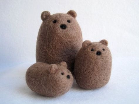 Nedlee Felting Ideas, Cute Things To Needle Felt, Simple Needle Felting Ideas, Needle Felted Animals For Beginners, Needle Felting Easy, Easy Needle Felting Projects, Easy Needle Felting, Needle Felt Animals, Diy Crafts Keychain