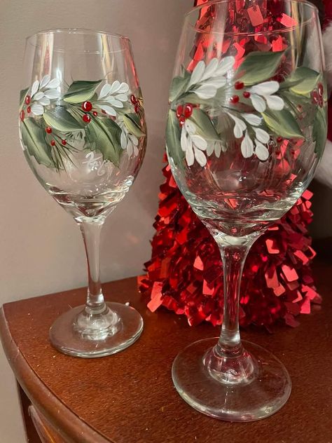 Christmas Glass Painting Ideas Easy, Diy Christmas Wine Glasses Paint, Hand Painted Wine Glasses Diy Christmas, Christmas Wine Glass Painting Ideas, Christmas Painted Wine Glasses Diy, Christmas Painted Glasses, Christmas Wine Glasses Diy Painted, Wine Glass Painting Christmas, Fall Wine Glass Painting