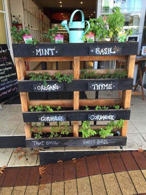 Palette Ideas Garden, Herb Garden With Pallets, Creative Herb Garden, Pallets Projects Outdoor, Palet Planters Ideas, Pallet Board Planters, Crate Herb Garden Pallet Ideas, Pallet Herb Garden Diy, Herb Pallet Garden