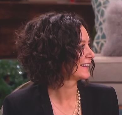 Sara Gilbert's hair - side view Sara Gilbert, Wavy Hairstyles, Haircuts For Curly Hair, Hair Brained, Fancy Hairstyles, Cut My Hair, Short Curly Hair, Hair Envy, Hairstyles Haircuts