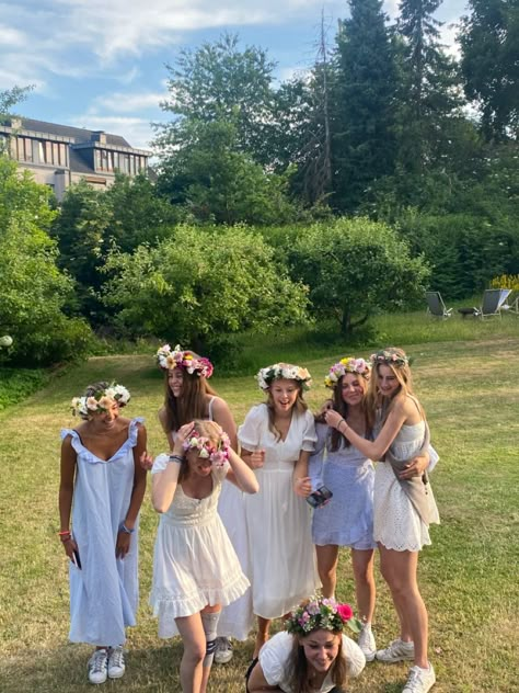 Spring Garden Party Outfit, Midsommar Party Outfit, Midsummer Outfit, Midsommar Outfit, Midsommar Party, Girls Night Movies, Garden Party Outfit, Midsummer Dream, Spring Garden Party