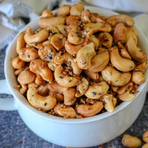 Everything Bagel Roasted Cashews - Baked Broiled and Basted Seasoned Nuts, Popcorn Recipes Easy, Cashew Recipes, Spicy Nuts, Bagel Seasoning, Bagel Recipe, Roasted Cashews, Nut Recipes, Homemade Snacks