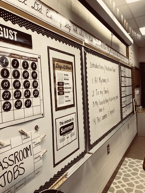 Calendar On White Board Classroom, Calendar Display Ideas, Whiteboard Decoration Ideas Classroom, White Board Organization Classroom, Classroom Whiteboard Organization, Anchor Chart Display, Classic Classroom, Organize Classroom, Whiteboard Organization