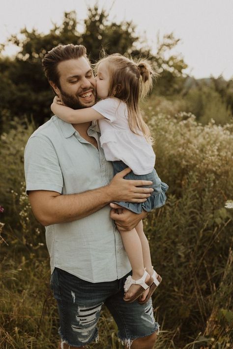 Family Photos With Toddler, Family Session Outfits, Baby Family Photos, Family Photo Outfits Summer, Family Of 3 Photo Ideas, Outfits Family Photos, What To Wear Summer, Family Session Poses, Family Pictures What To Wear