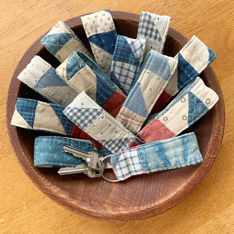 Tami Gray Voth’s Instagram photo: “I used the scraps from the quilt I’ve been working on to make more keychains after Alyssa sent me a picture of a different style (thank…” Crafts With Scraps Of Fabric, Wool Scraps Projects Ideas, Easy Sewn Christmas Gifts, Handmade Gifts Sewing, Repurpose Quilts Ideas, Fabric Gifts For Men, Flannel Fabric Projects, Sewing Machine Projects, Quilted Gifts