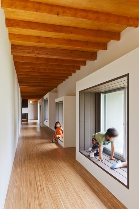 Classrooms surround courtyard garden at DS Nursery in Japan Kindergarten Interior, Preschool Designs, Karaoke Room, Kindergarten Design, Wooden Architecture, School Interior, Interior Windows, Education Architecture, Education Design