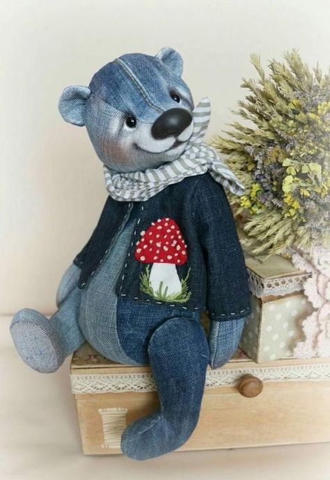 Free Patterns of QUILTING | Guys, I decided to share it with you, look what a beautiful teddy bear, I want to do a little job like this, I love things made with used jeans, and t... Memory Bears Pattern, Bear Patterns Free, Teddy Bear Sewing Pattern, Denim Crafts Diy, Memory Crafts, Teddy Toys, Fabric Toys, Teddy Bear Pattern, Handmade Teddy