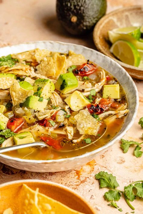 Sopa de Lima Tortilla Soup Chicken, Roasted Tomato Chicken, Soup Spicy, Soup Dishes, Healthy Chicken Soup, Slow Cooker Chicken Tortilla Soup, Defined Dish, Chicken Receipes, Slow Cooker Dinner Recipes