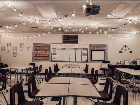 Highschool Aesthetic Classroom, Classroom Lights, Homey Classroom, Classroom Decor Middle School, Classroom Desk Arrangement, Hs Classroom, Teacher Goals, Cozy Classroom, Technology Teacher