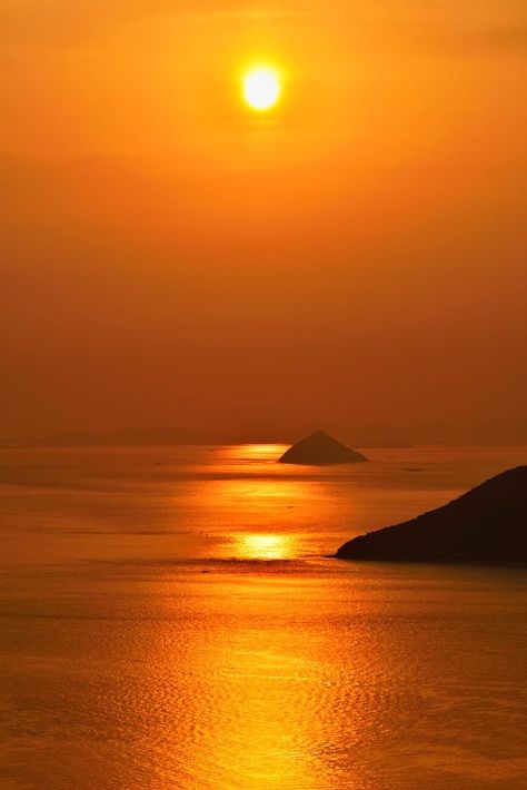 Greek sunset.... Mystical Palace, Sun Set Aesthetic, Sun And Moon Aesthetic, Sunset Reflection, Sunsets And Sunrises, Sunrise And Sunset, Amazing Sunsets, Setting Sun, Beautiful Sunrise