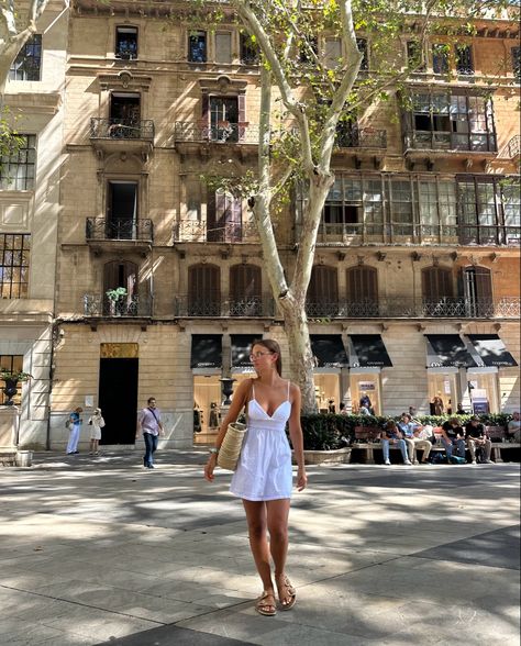 Summer In Mallorca, Palma Mallorca Aesthetic, Mallorca Aesthetic Outfit, Mallorca Instagram Pictures, Mallorca Pictures Ideas, Palma De Mallorca Photo Ideas, Mallorca Photo Ideas, Palma Aesthetic, Mallorca Spain Aesthetic