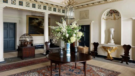 The grand entrance hall Dumfries House, Pink Dining Rooms, Historical Interior, Wearing A Crown, English Manor Houses, Neoclassical Interior, English Furniture, Classic Interior Design, Entry Hallway