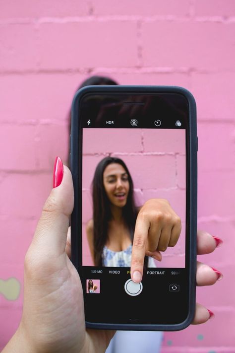 Forced Perspective Photography Ideas - Ehab Photography Forced Perspective Photography, 3d Camera, Forced Perspective, Casing Iphone, Perspective Photography, Types Of Photography, Winston Churchill, Shooting Photo, Phone Photography