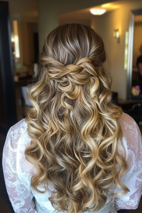 Create an unforgettable look with these 35+ loose curl bridal hairstyles! Whether paired with an updo or worn down, these curls add romance and elegance to your wedding day. Discover your perfect style today! #romanticbridalhair #loosecurls #weddinginspo Bridal Hair Long, Princess Curls, Romantic Bridal Hair, Short Hair Bride, Bridal Hair Ideas, Bridal Theme, Cabin Wedding, Sweetheart Neckline Dress, Wedding Hair Ideas