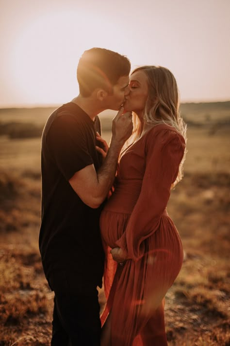 Maternity Shoot Fall Ideas, Maternity Photos With Golden Retriever, Autumn Maternity Shoot Fall Pictures, Maternity Shoot Location Ideas, Maternity Photo Shoot Ideas Sunset, Spring Maternity Photos Couple, Fall Maternity Photography Ideas, Outdoor Sunset Maternity Photos, Maternity Photo Shoot Ideas September