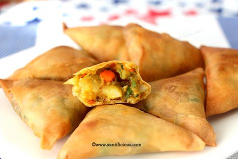 Veg Samosa, Chicken Samosa, Easy To Cook Recipes, Indian Comfort Food, Goan Food, Chicken Shawarma Recipe, Shawarma Recipe, Samosa Recipe, Goan Recipes