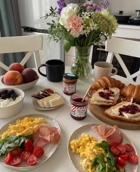 Breakfast Presentation, Fancy Breakfast, Healthy Lifestyle Food, Food Aesthetics, Healthy Food Motivation, Food Is Fuel, Food Platters, Holiday Cooking, Healthy Breakfast Recipes