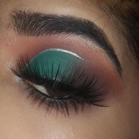 Makeup With Silver, Sliver Makeup, Green Cut Crease, Green Dress Makeup, Smokey Eyeshadow Looks, Crease Eye Makeup, Sparkle Eye Makeup, Dark Green Eyes, Silver Eyeliner