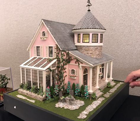 Lisa Holm: Petalstone – National Association of Miniature Enthusiasts Sims 4 House Plans, Sims 4 House Building, Doll House Plans, Sims 4 House Design, Casas The Sims 4, Sims Building, Sims House Plans, Sims House Design, Dolls House Interiors