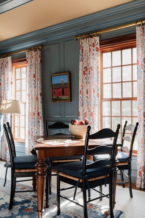 New England Cape Interior, 18th Century New England House Interior, Colonial Home Interior Trim, New England Colonial Interior Design, New England Style Decor, Boston Home Interior, Updated Colonial Home Interior Design, New England Interior Design Style, Dutch Colonial Interior Design