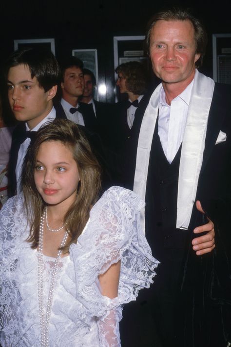 Angelina Jolie and her dad - 1987 -First And Early Oscars Moments For Stars Are Adorable, Endearing (PHOTOS)- John Voight, Mtv Music Awards, Soul Train Awards, Jon Voight, Dakota And Elle Fanning, Angelina Jolie Photos, Photo Star, Oscar Dresses, Kids Choice Award