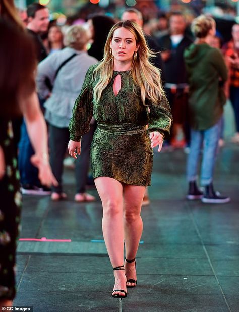 Hilary Duff looks leggy in short green mini dress | Daily Mail Online Hilary Duff Makeup, Hilary Duff Dress, Hilary Duff Younger Outfits, Hilary Duff Dress Red Carpet, Hilary Duff Pregnant Style, Hilary Duff The Perfect Man, Hilary Duff Legs, Hilary Duff Style, Sutton Foster