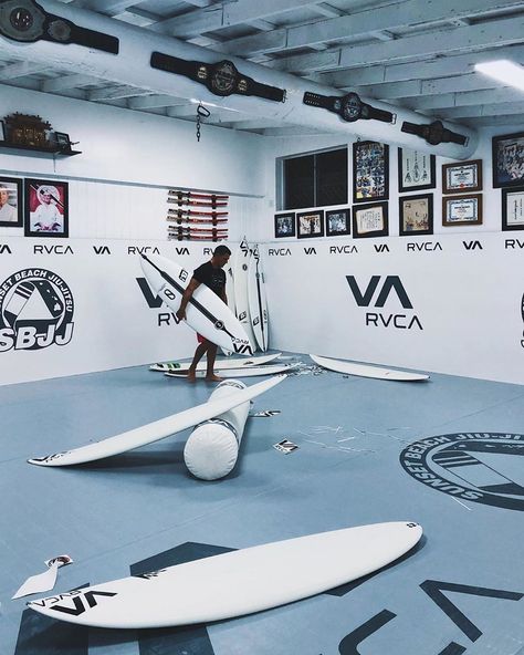 RVCA Sport on Instagram: “@ezra_sitt dojo prepping 🥋🏄‍♂️💪 @sunsetbchjiujitsu // #rvcasport x @rvcasurf // @pmtenore” Brand Textures, Clean Color Palette, Jiu Jitsu Gym, Dojo Design, Bjj Gym, Gym Logo, White Plants, Garage Gym, Gym Design