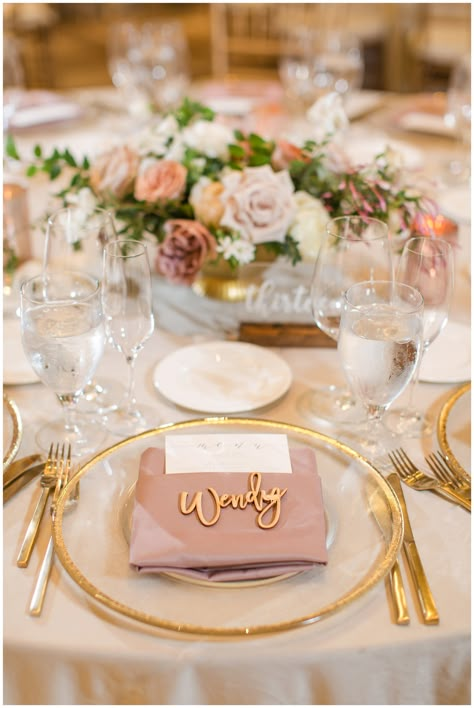 Gold Underplates Wedding, Blush And Gold Wedding Table Setting, Blush Tablescape Wedding, Pink And Gold Theme Wedding, Gold And Blush Wedding Theme, Blush Pink Reception Decor, Pink White Gold Table Setting, Elegant Wedding Setting, Underplates For Wedding