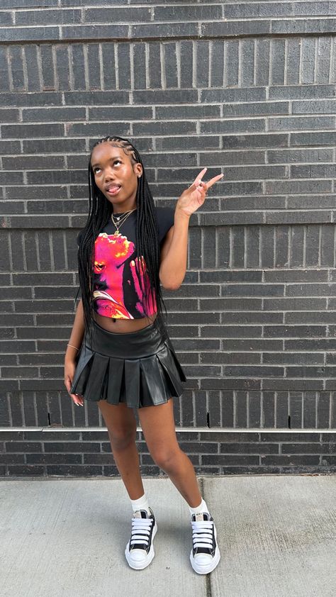 Sleeveless Graphic Tee Outfit Black Women, Oversized Jeans Outfit Black Women, Masion Mihara Outfits Black Women, Birthday Outfits School, Cute Skirt Outfits Black Women, Designer Birthday Outfits Black Woman, Birthday Outfits Ideas, Teen Swag, Converse Outfit