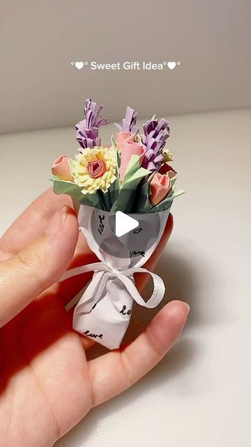 Lini Trịnh I Art | Design I Fashion on Instagram: "💐🫶🏻✨who would you give it to? #diy #paperflower #flowerbouquet #giftideas #diygiftidea #gift #cutegift #craft #cutegiftidea #creative" Paper Bouquet Diy, Personalised Gifts Diy, Birthday Gifts For Boyfriend Diy, Diy Birthday Gifts For Friends, Instruções Origami, Diy Gift Set, Creative Gifts For Boyfriend, Kraf Diy, Easy Paper Crafts Diy