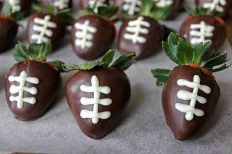 Football Strawberries, Sports Food Ideas, Football Snacks, Football Party Food, Sports Food, Football Sunday, Strawberry Chocolate, Themed Desserts, Chocolate Dipped Strawberries