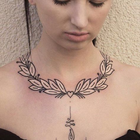 Tattoos that look like jewelry. Image by @patrykhilton/instagram. Article by @Bustledotcom Chest Necklace Tattoo, Belfast Tattoo, Tattoo Dark, Tattoo Chest, Jewel Tattoo, Necklace Tattoo, Neck Tattoos Women, Chest Tattoos For Women, Comic Cover