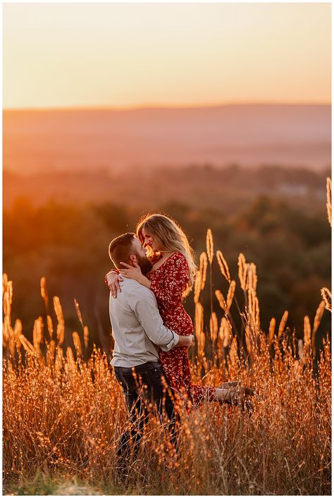 Howe Farms Engagement - Chattanooga Photographer Couple Fall Photoshoot, Dreamy Field, Howe Farms, Autumn Shoot, Farm Engagement Photos, Engagement Photo Outfit Ideas, Photoshoot Tips, Field Engagement Photos, Sunset Photoshoot