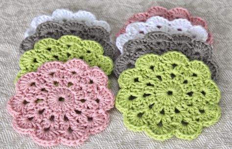 onderzetters, haken, haakpatroon, zelf onderzetters maken Crochet Flower Rug, Flowers Rug, Crocheted Coasters, Dishcloth Crochet Pattern, Flower Rug, Crochet Coaster Pattern, Crochet Dishcloth, Rug Yarn, Dishcloth Pattern