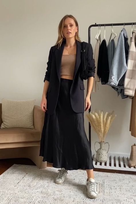 Blazer And Midi Skirt, Midi Skirt Fall Outfit, Midi Skirt Outfit Casual, Blazer And Skirt Outfits, Blazer Skirt Outfit, Black Midi Skirt Outfit, Skirt Fall Outfit, Fall Trends Women, Style A Blazer