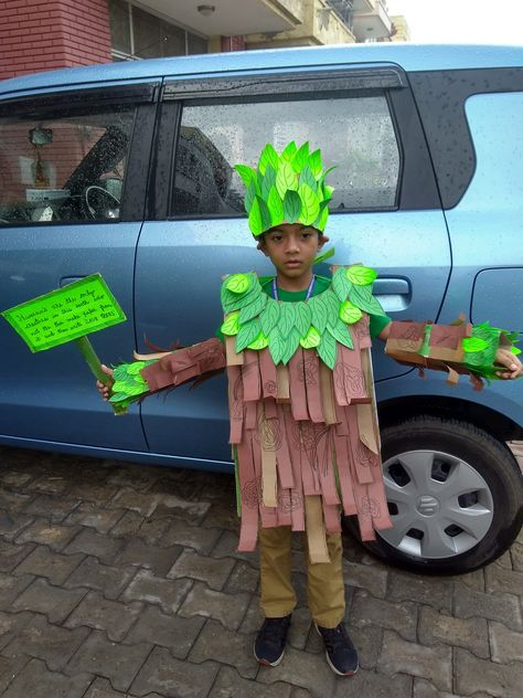 Kids costume of Tree Earth Day Costumes For Kids, Tree Costume For Kids, Tree Costume Diy, Masks Diy Kids, Tree Halloween Costume, Mother Nature Costume, Recycled Costumes, Tree Costume, World Book Day Costumes