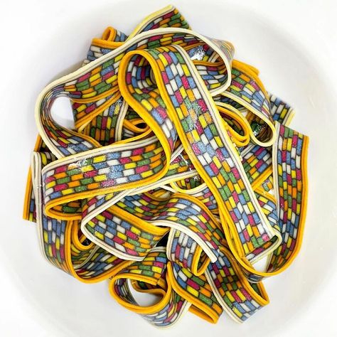 Colored Pasta Recipes, Patterned Pasta, Fancy Pies, Pretty Pasta, Pasta Design, Colorful Pasta, Ribbon Pasta, Unique Pasta, Colourful Food