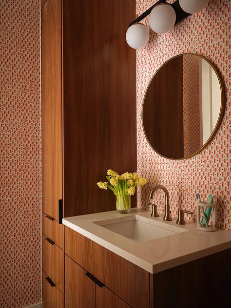 This Austin Home Features a Clever TV Unit THat Hides More Than a Screen Mid Century Modern Bathroom Wallpaper, Mcm Powder Room, Breakfast Banquette, Bathroom Tile Design Ideas, Mcm Bathroom, Tile Design Ideas, 1970s Decor, Mid Century Modern Bathroom, Tv Board