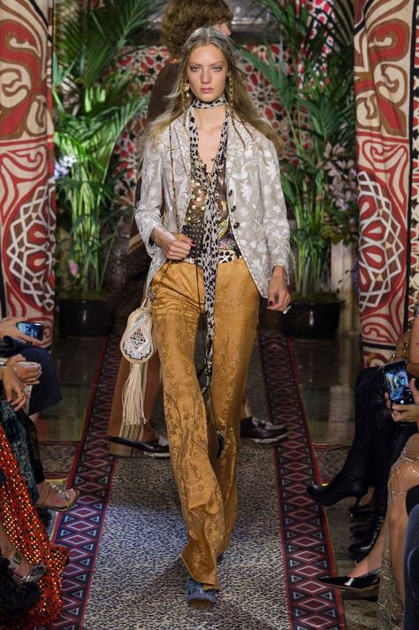 64 Looks From the Roberto Cavalli Spring 2017 Show - Roberto Cavalli Runway Show at Milan Fashion Week Hippy Fashion, Moda Hippie, Estilo Hippie, Mode Boho, Vintage Swimsuits, Milan Fashion Weeks, Vogue Fashion, Spring Summer 2017, Fashion 2017