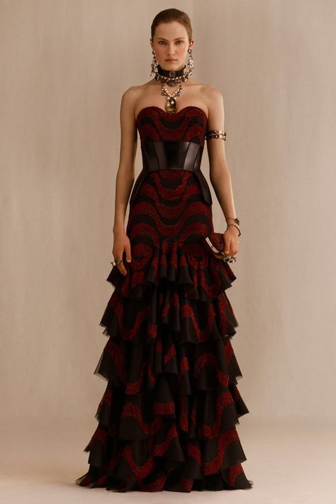 Alexander McQueen Resort 2019 Fashion Show Collection: See the complete Alexander McQueen Resort 2019 collection. Look 27 Alexander Mcqueen Outfit, Mcqueen Outfit, Mcqueen Couture, Alexander Mcqueen Resort, Alexander Mcqueen Couture, Alexander Mcqueen Dresses, Gaun Fashion, Mcqueen Fashion, Couture Mode