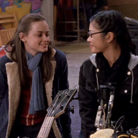 Lorelai And Rory Gilmore Aesthetic, Rory And Lane, Lorelei Gilmore And Rory, Lorelai And Rory At Harvard, Lorelei Gilmore Season 1, Gilmore Girls Lorelai And Rory, 2000s Shows, Lane Kim, Gilmore Girls Fashion