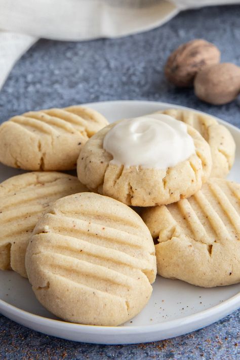 Nutmeg Butter Cookies with Maple Icing - Breads and Sweets Adorable Desserts, Maple Icing, Christmas Cookie Recipes Holiday, Cookie Calories, Bakery Desserts, Soft Cookie, Biscuit Cookies, Melt In Your Mouth, Cookies Recipes Christmas