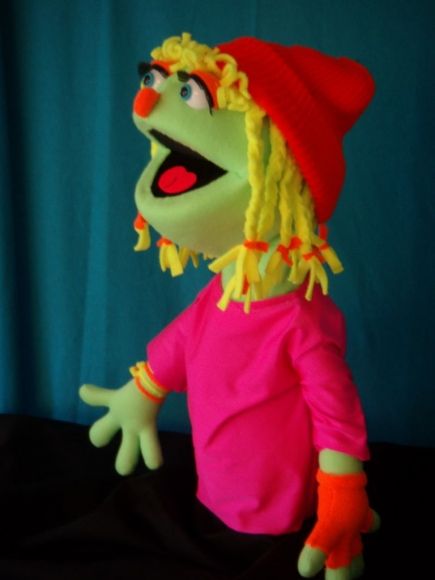 girl puppet Easy Marionette Puppets, Preschool Puppet Show, Making Marionette Puppets, Puppet Diy, Girl Puppets, Human Puppet, Fabric Puppet Theater, Puppet Inspiration, Stage Management