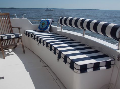 Make your guests feel welcome on your boat these wonderfully made boat cushions. Houseboat Decor, Houseboat Ideas, Boat Seat Covers, Boat Interior Design, Deck Cleaning, Sailboat Interior, Build Your Own Boat, Boat Decor, Boat Seats