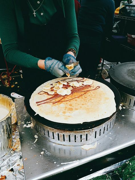 nutella+banana crepe I think it is the cheapest among all crepe stalls in portobello market Crepe Stand, Crepe Station, Crepe Party, Crepe Shop, Crepe Bar, Banana Crepes, Portobello Market, Nutella Crepes, Banana Nutella