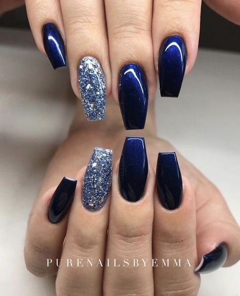 Midnight Blue Nails With Design, Navy Nails With Silver Accent, Acrylic Nails That Go With Navy Blue Dress, Navy With Silver Nails, Saphire Nail Ideas, Sapphire Nail Ideas, Nail Designs Blue And Silver, Winter Dipped Nails Ideas, Midnight Blue Acrylic Nails