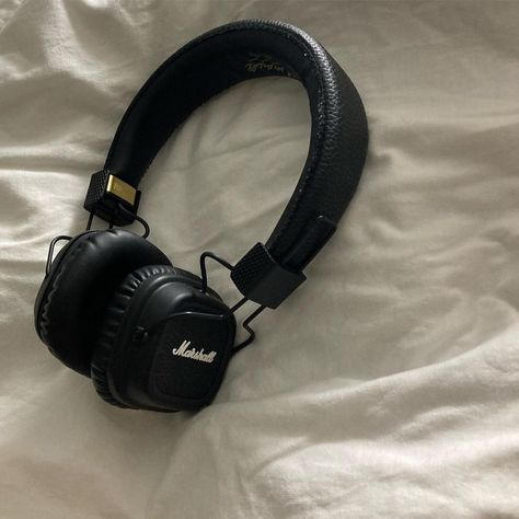 marshall headphone;;; credit: @soyo.otto Marshall Major Iv, Marshall Headphones, Marshall Major, Mode Ulzzang, Cute Headphones, Foto Ideas Instagram, Bluetooth Headphones, Wireless Headphones, Over Ear Headphones