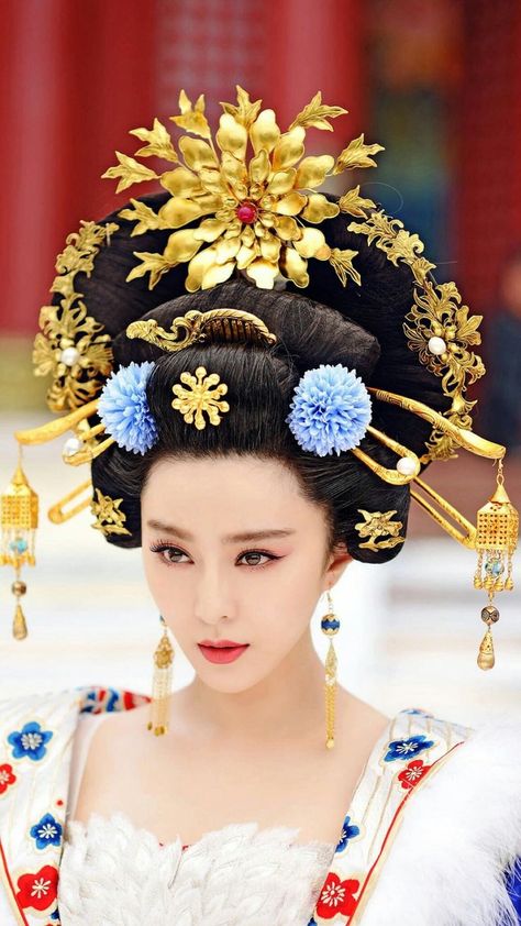 The History Of The Concubine Who Became The Cruelest Ruler In China. How Wu Zetian started as a simple concubine but later became the favorite of the emperor of Chinese Emperor Taizong, then his wife, and once he died, empress of all China. Ancient Chinese Hairstyles, Wu Zetian, Chinese Empress, The Empress Of China, Empress Of China, Fan Bingbing, Chinese Hairstyle, Song Hye Kyo, Tadashi Shoji